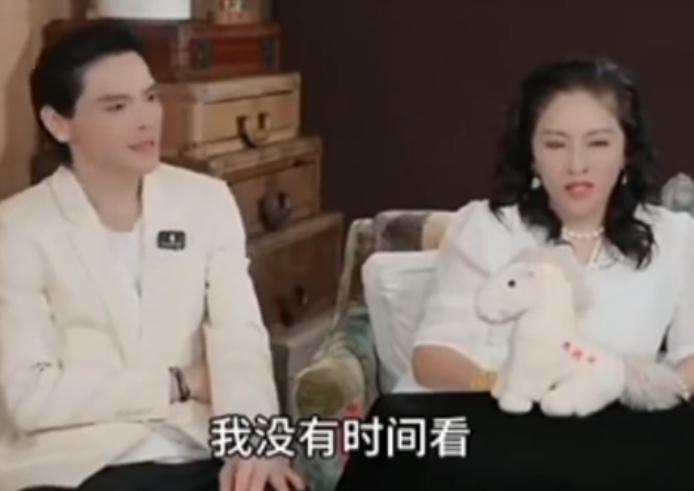向佐说：“《功夫女足》，建议大家不要去看。”向太马上打断：“一定要去支持一下