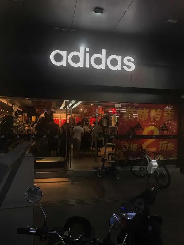 陈女士花357元在“adidas官方旗舰店”买的运动鞋，穿半年就侧面开胶、内侧碎