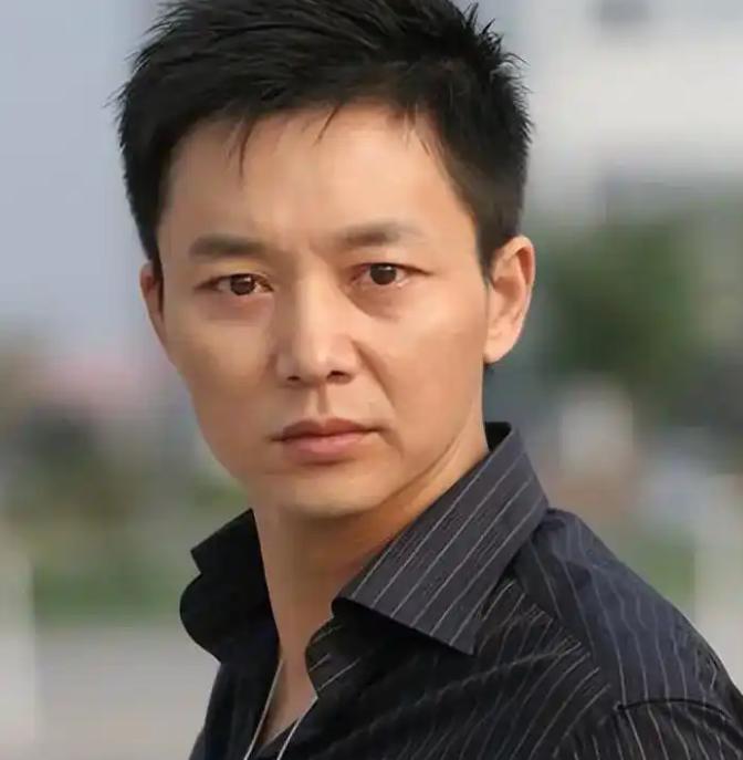 2001年，刘奕君拍戏回到家中，妻子吕梓媛冷着脸说离婚，一年到头不在家，又挣不到