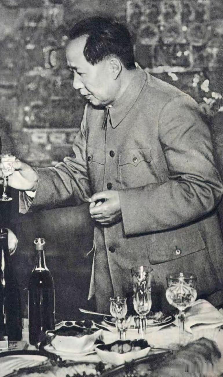 毛主席罕见的敬酒镜头