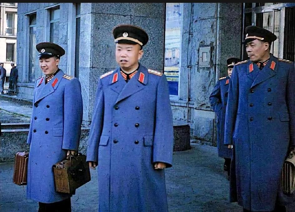 1959年，王树声大将、张宗逊上将、于永波上尉三位将领出访波兰，身姿笔直，神情威