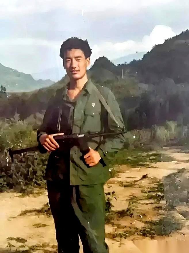 他本来已经退伍两年了，在工地上搬砖，和水泥。突然有一天，广播里说老山前线吃紧。