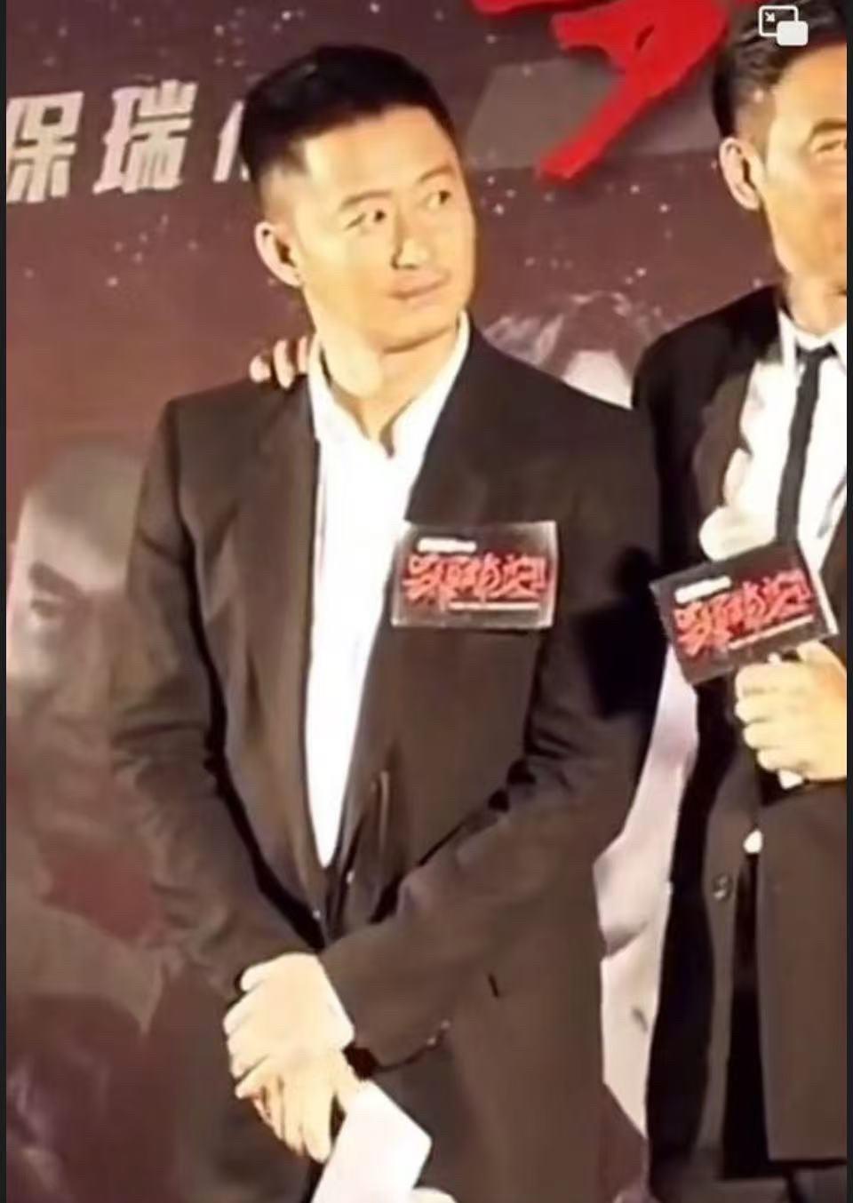 任达华话筒自己往手里送，吴京还得踮脚去够。不是谁嗓门大谁有理，是活儿稳的人，连