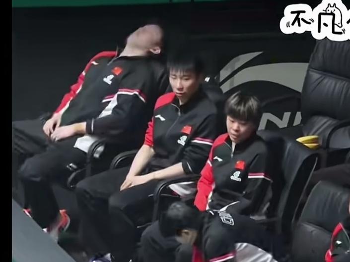 混团比赛首日，莎莎和马琳教练坐一起看蒯曼代表中国队和香港队的朱成竹比赛，偶尔低