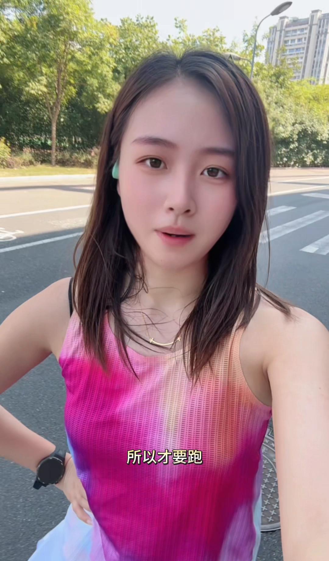 别逼自己跑步，先让脚舒服。499块的鞋，中国田协认证了，北体大也背书了——膝盖
