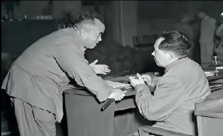 毛主席和朱老总，哪是上下级，分明是老哥俩！你看那张照片，毛主席侧着身子听，朱