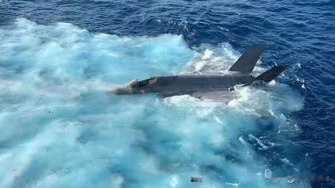 动手了?美军舰载机坠海后,中国禁航南海部分海域可能去捞一笔?美国海军坠机次日,