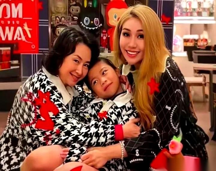 都说何超琼眼里，只有生意和江山。可一张照片，她怀里抱着的，不是几百亿的合同，是