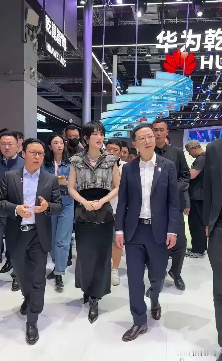 姚安娜今天现身上海车展活动，穿着短款无袖牛仔，搭配黑色长裙，脚踩黑色短靴，时尚简