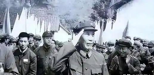 1950年新疆新编解放军骑兵突然叛乱，全员系上白布条冲锋，王震却派装甲车封锁戈壁