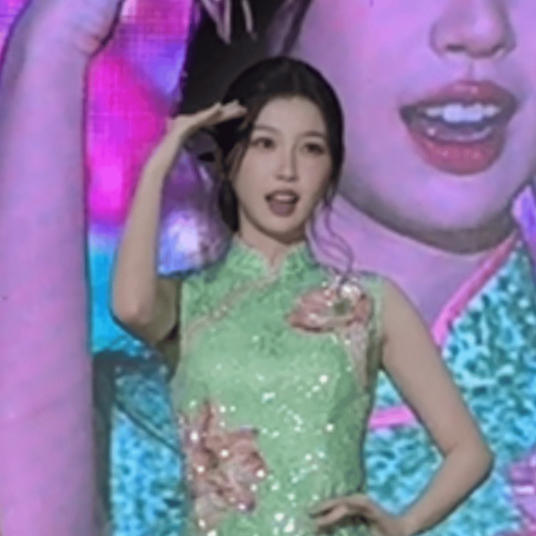 虞书欣线下活动给粉丝饭撒啦～一身绿旗袍可爱又漂亮