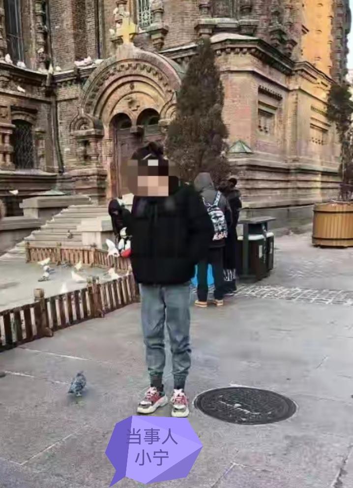 太冤了！这事听起来像电影情节，但就发生在现实生活中。小宁是个大二学生，朋友让他帮