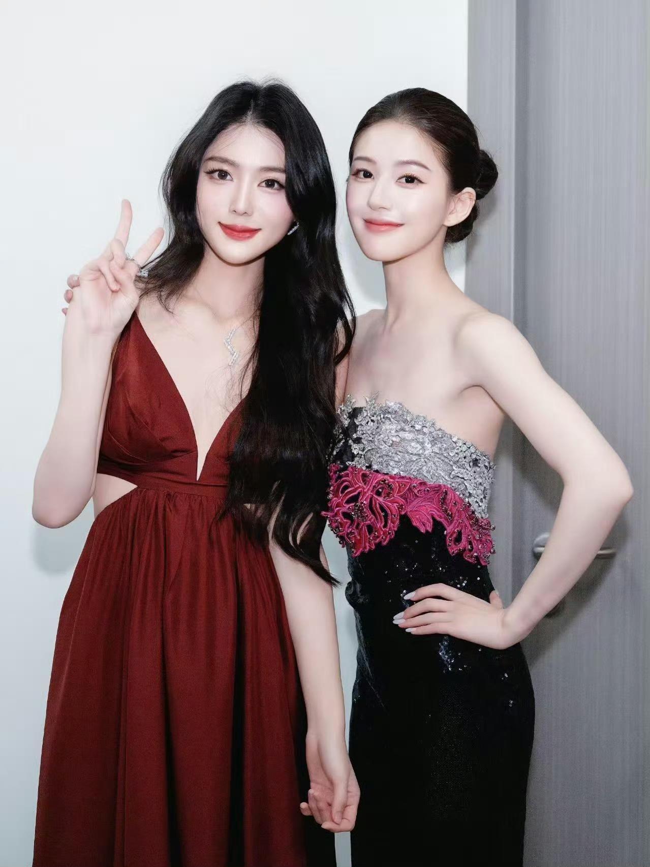 赵露思现在自己当老板了，昨晚在直播时她官宣工作室签了包洁仪！包洁仪就是之前参