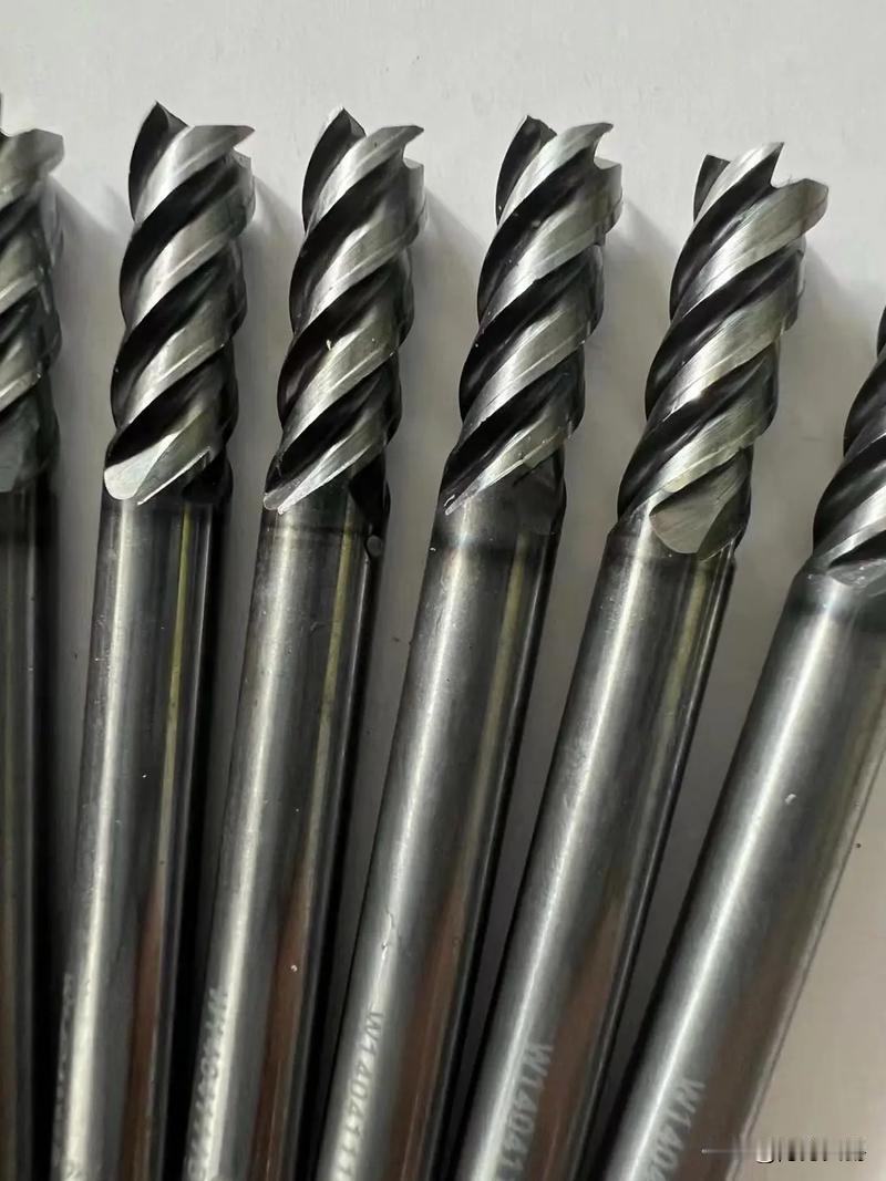 常州做钨钢刀具的那帮老板最近可神气了，钨钢价格比黄金飙的还猛。今天和一个老板聊