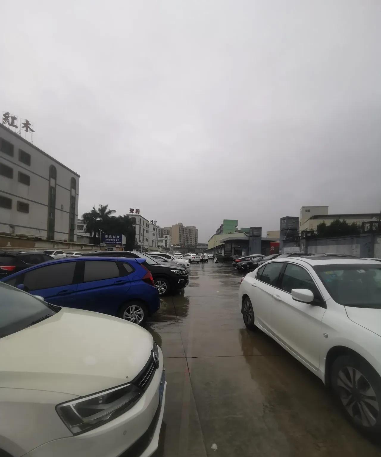 现在的私家车真的很普遍了，就拿东莞市来说吧，记得以前的东莞真没那么多小汽车，在东