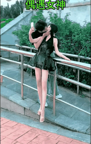 他是怎样做到的偷袭亲了一口追逐时又亲上两口每一次出手时机正好又快又准