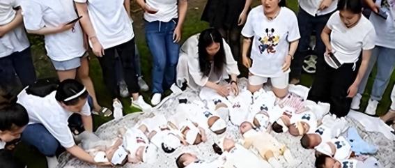 十年催生宣告失败！国家终于认了：不生孩子真不能怪年轻人懒！报告里有个更直观的对比
