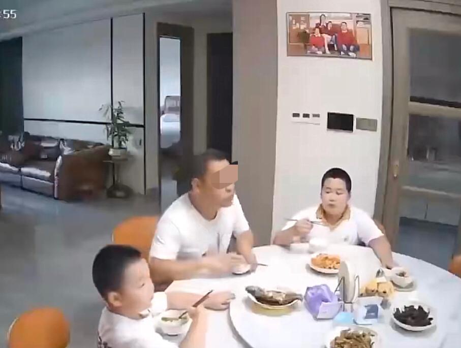 这孩子，饭比命还重要！6月23日，清远地震，监控正好拍了下来！一家子正在吃晚