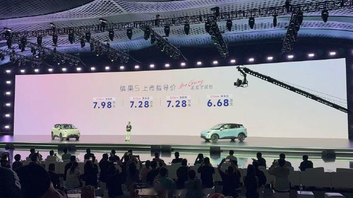 6.68-7.98万的五菱缤果S，能打得过星愿吗？325km版本两个，6.68