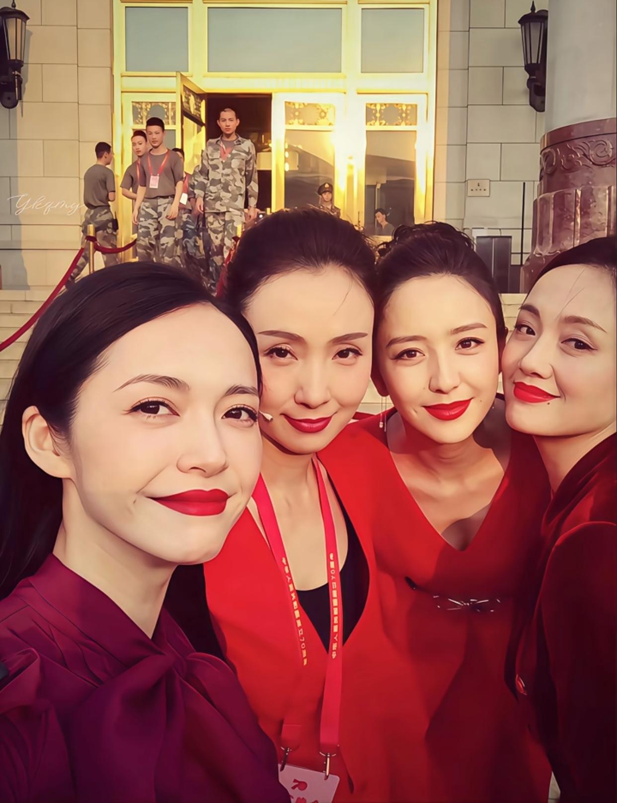 怨不得咱中国人喜欢红色，尤其40往上的女人穿着真提气色，再配上口红，黑发红