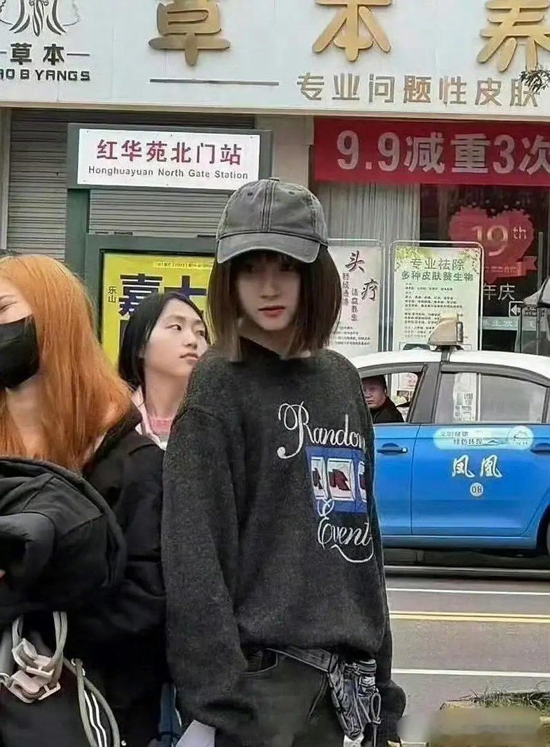 路人偶遇关晓彤，这生图状态也太抗打了吧