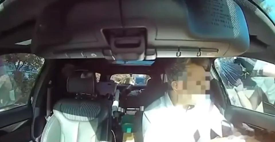 【父亲在被ICE拘留遣返前，恳求特工让他的孩子在托儿所下车】[人权？美国司法美国