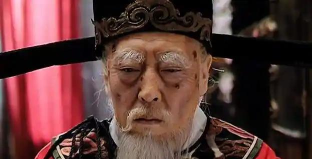 严嵩为何会得到皇帝的宠爱？他使用了什么方法？在明朝嘉靖年间的朝堂上，严嵩绝对是