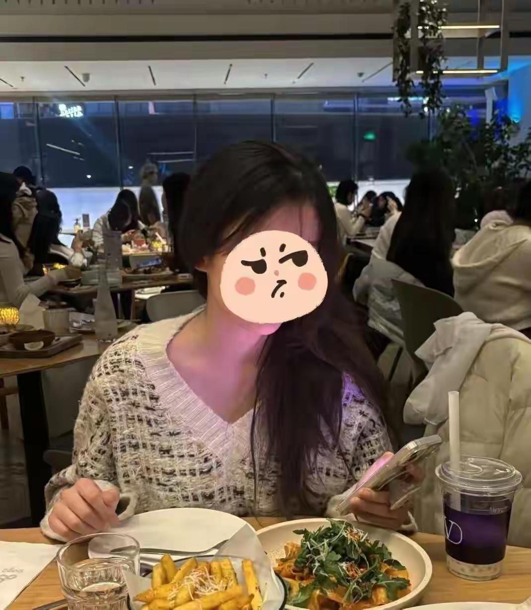 男子提前在约定的时间来到饭店，准备与朋友介绍的女子相亲，他点好6个菜之后，女子才