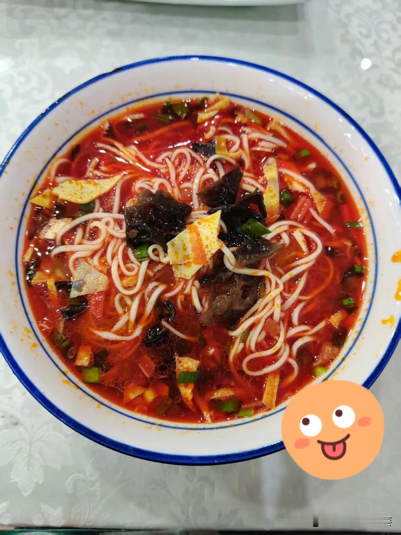 一碗红亮的岐山臊子面，仿佛把陕西的烟火气都浓缩在碗里。细长的面条吸饱了酸辣鲜