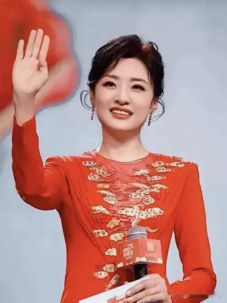 周涛：一颦一笑，端庄如诗；一言一语，温润如玉。岁月从不败美人，只添从容。知性微笑