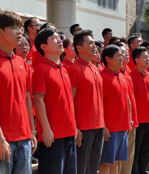 突然发现，香港的很多老一辈艺人都特别爱国。九三阅兵，何家劲在自家工厂内组织员工