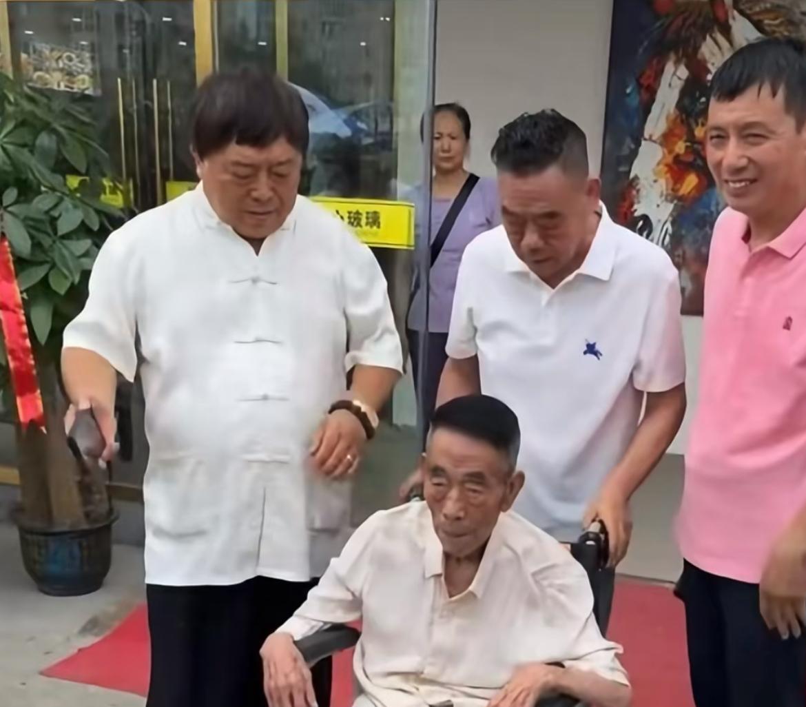 谁能想到最后最心疼杨少华老爷子的，是他的保姆。这个保姆照顾杨少华30年，非常了解
