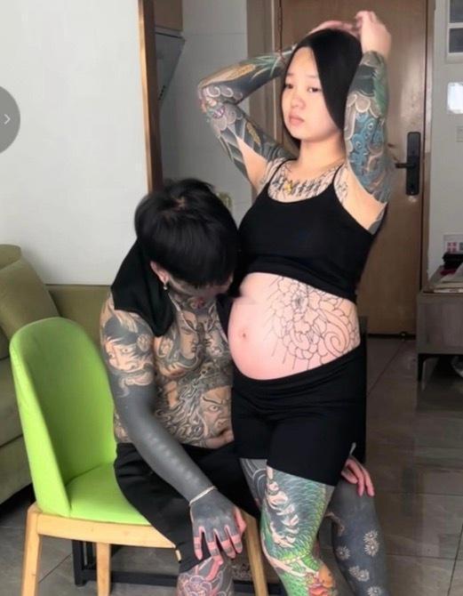 看着他们全身布满密密麻麻的纹身，甚至脸上也刻满图案，我常常忍不住问自己：这究竟是