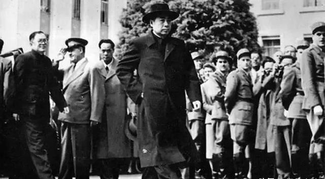 1950年10月，抗美援朝战争打响。12月，美国宣布冻结中国8亿美元资产。中国反