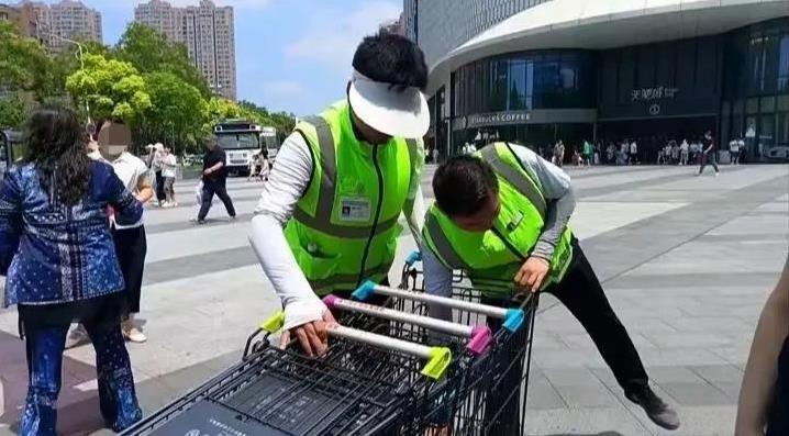 什么叫人性化的好公司，胖东来再次给打了一个样。因为天气太热，胖东来给在室外工作