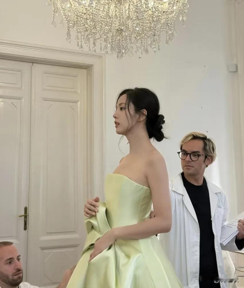 金智秀时装周的穿搭被吐槽了，说金智秀为什么不穿漂亮的绿色裙子，而是穿的像一个服务