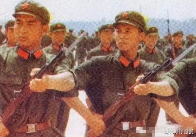 解放帽、红五星帽徽、红领章……是中国向世界提供的影响最大的符号系统，它简朴、鲜明