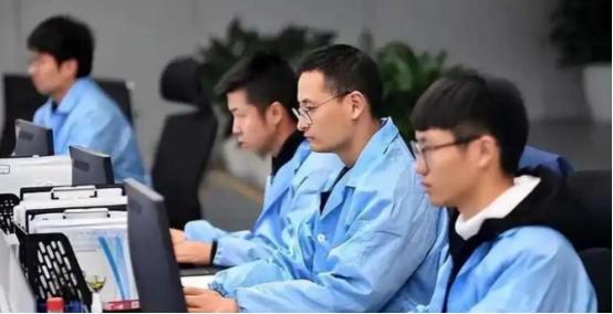 美国想锁死华裔天才的阴招彻底玩脱，1.3万顶尖人才扎堆回国，硅谷现在慌不慌？！砸