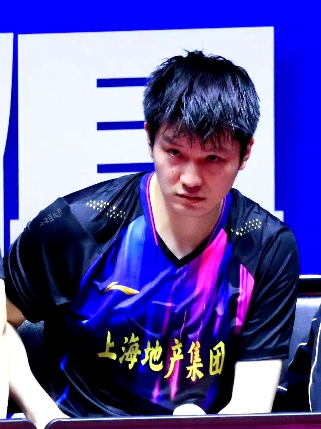 大家发现了吗，樊振东这次参加乒超联赛，有一个很明显的变化，不仅现场的球迷们欢呼声