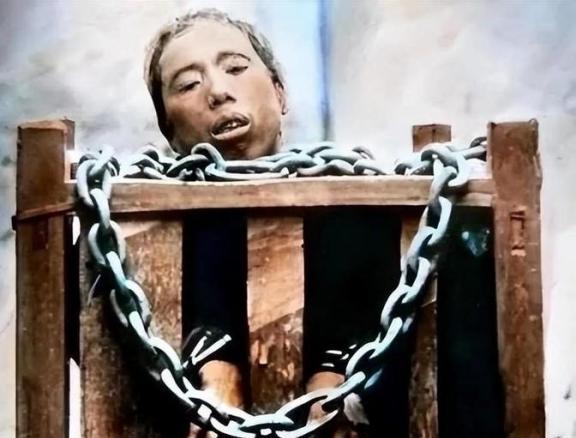 15岁太平天国幼主洪天贵福被押赴刑场，一路哭喊，百姓扔菜叶。1864年1