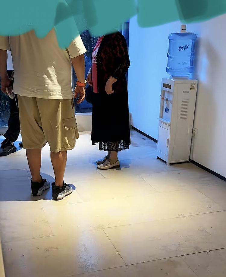 我单位有一个女同事，整天在办公室抱怨自己婆婆，说婆婆这不好，那不好。把自己婆婆说