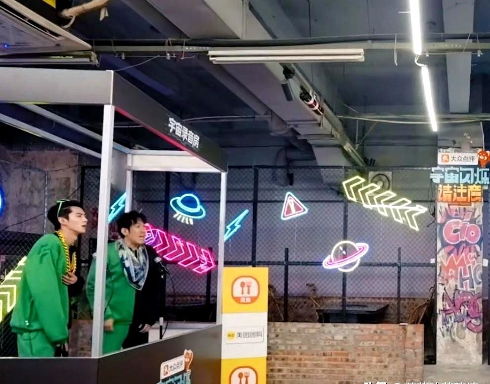 别在黄子韬面前提他老婆，尤其不能说不好看！没开玩笑，王鹤棣在综艺《宇宙闪烁请