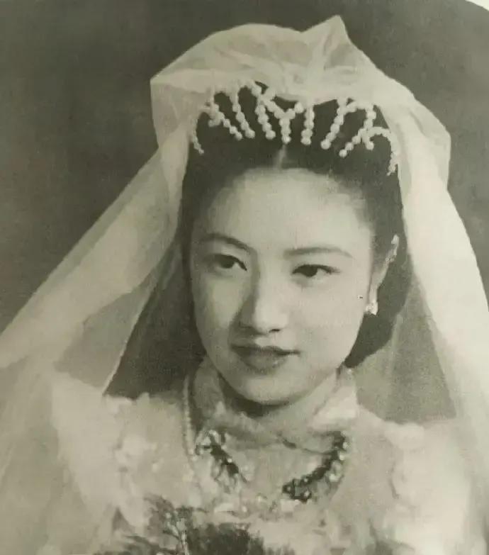 任芷芳当年顶着“上海滩第一美人”的名头嫁进盛家，婚礼排场大到报纸连登三天。谁料