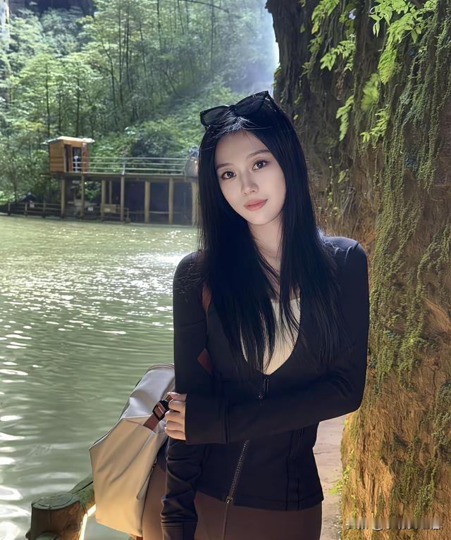 知性女性的魅力，如果你约她出来，首次见面送她什么，评论区聊聊！