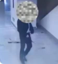 一出荒诞剧，在广西南宁的地铁站里，正以一种超乎想象的方式上演。剧本的开端，令人皱