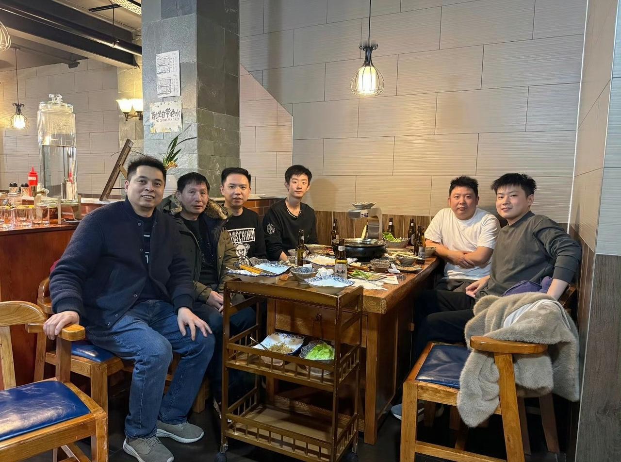 147先生聚餐，赵心童、肖国栋、张安达、吴宜泽四人相聚一起，张安达打出的147奖