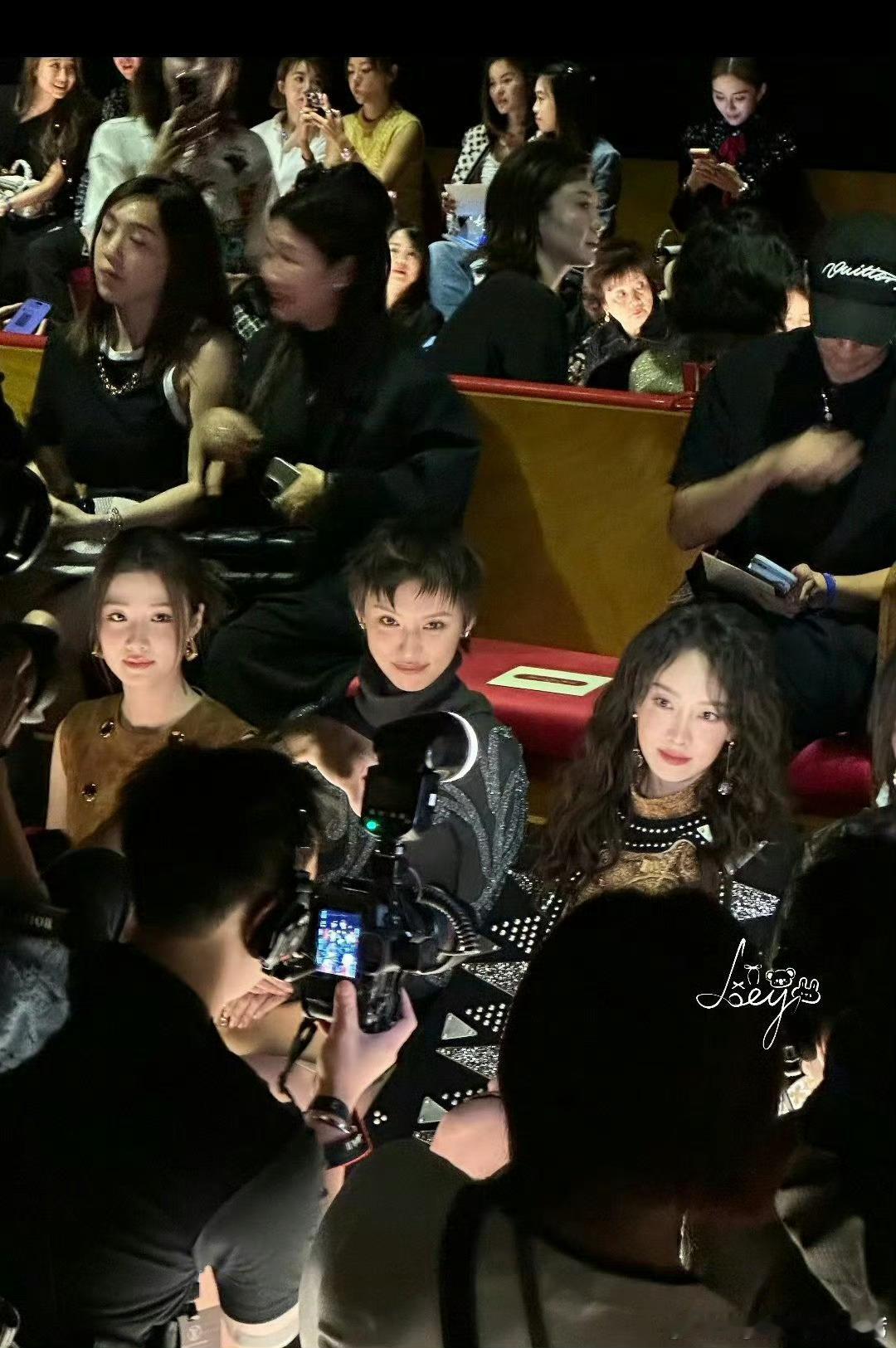 .秀场同框颜值暴击！宋茜气场全开+卢昱晓灵动清甜，双美同框画面养眼到移不开眼