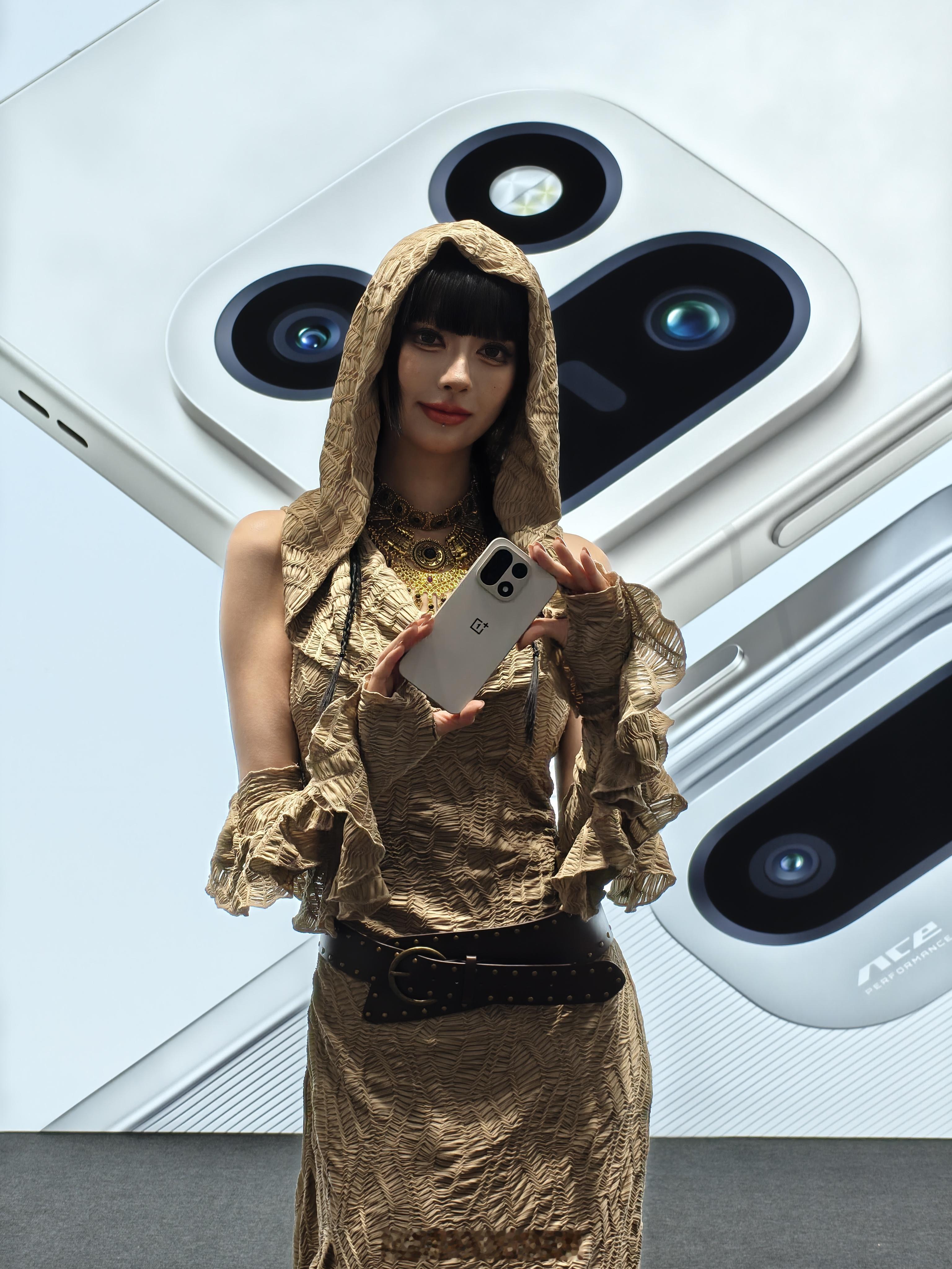 一加15和ace6新品发布沙丘同款造型模特把「原色沙丘」拿在手里，很挺有感觉的