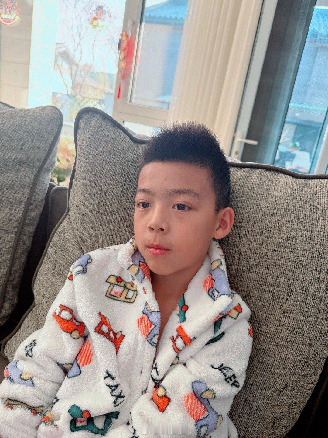 老二周日打完篮球就发烧了这几天也是在反反复复的退烧发烧也难得穿上了衣服大家要注