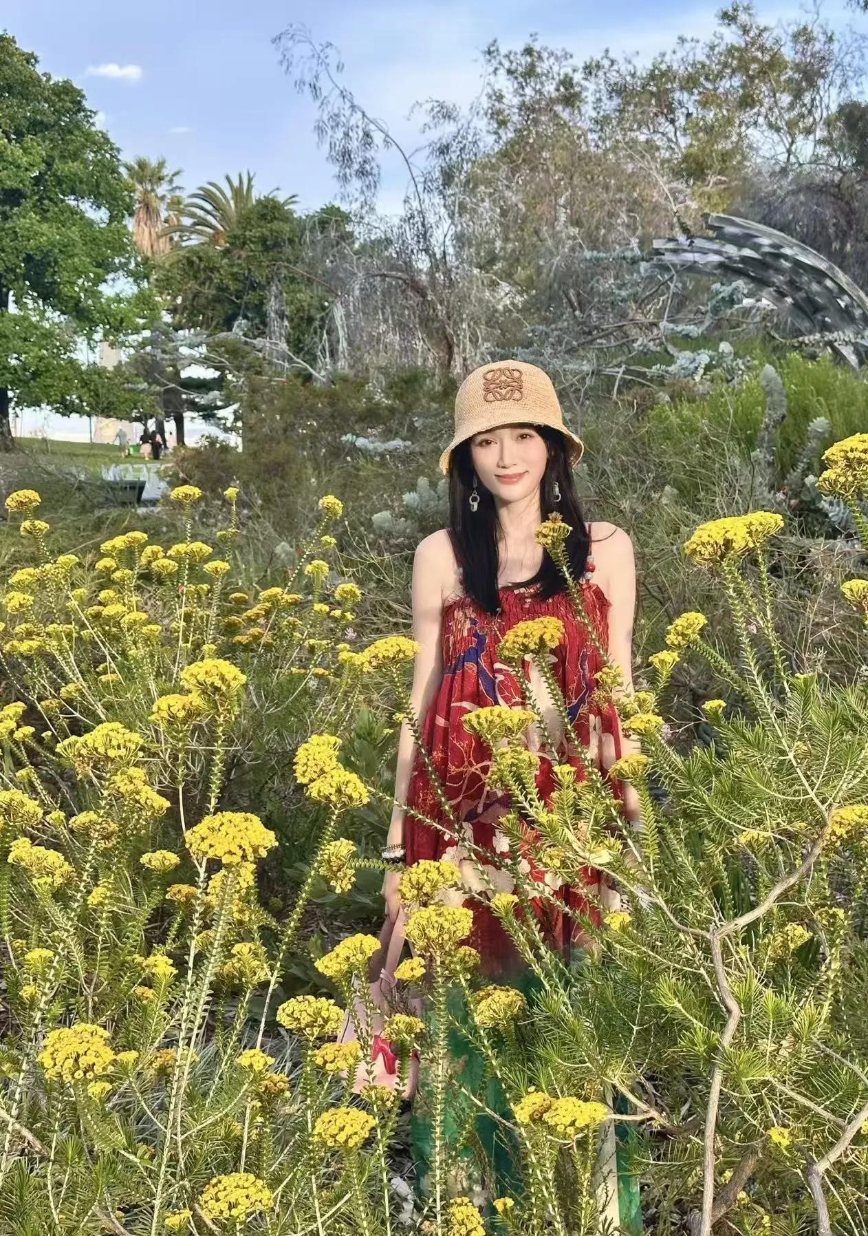 陈乔恩这花裙，把“姐姐的度假甜酷感”焊身上了！谁懂啊！红绿渐变花裙+渔夫帽
